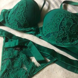 32C set in emerald green